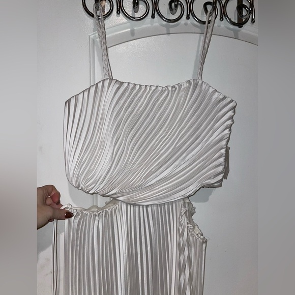 Alice + Olivia Powell Pleated Jumpsuit w/ Cutouts In White Size 12 - Picture 4 of 9